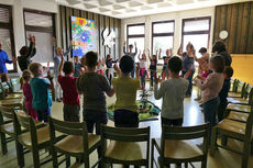 Kinderkarfreitagsliturgie im Gemeindezentrum (Foto: Karl-Franz Thiede)